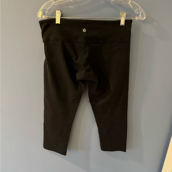Lululemon Size 8 Capri Leggings 21 inches Black - Picture 3 of 4